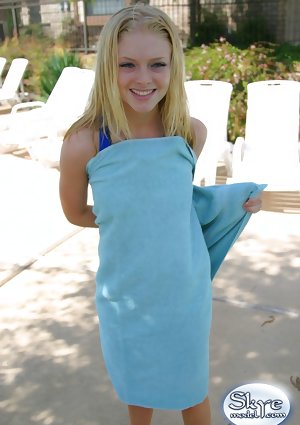 Teen amateur Skye Model models non nude in a wet bathing suit
